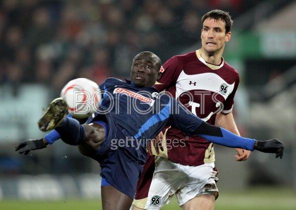 九游娱乐网页-汉诺威足球俱乐部主场取胜,稳坐榜首