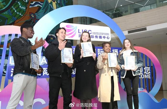 包含冠军赛事背后故事精彩纷呈,人物鲜活生动的词条 包含冠军赛事背后故事精彩纷呈,人物鲜活生动的词条