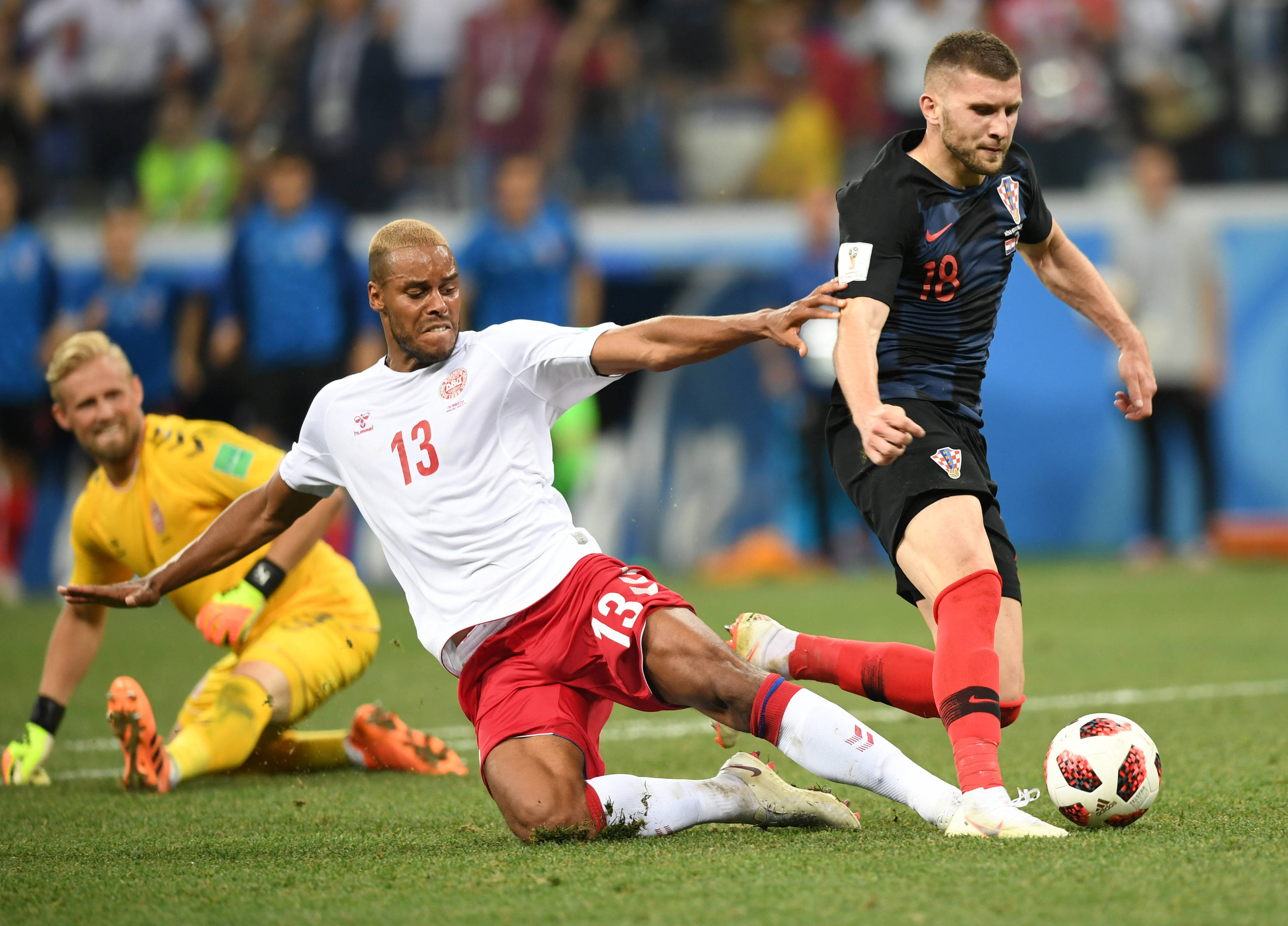 九游APP-球队主力球员在足球比赛中发挥出色