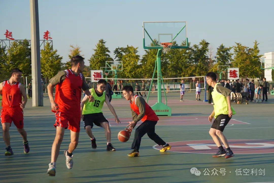 球员在全球杯篮球赛中展现出惊人的技术 球员在全球杯篮球赛中展现出惊人的技术