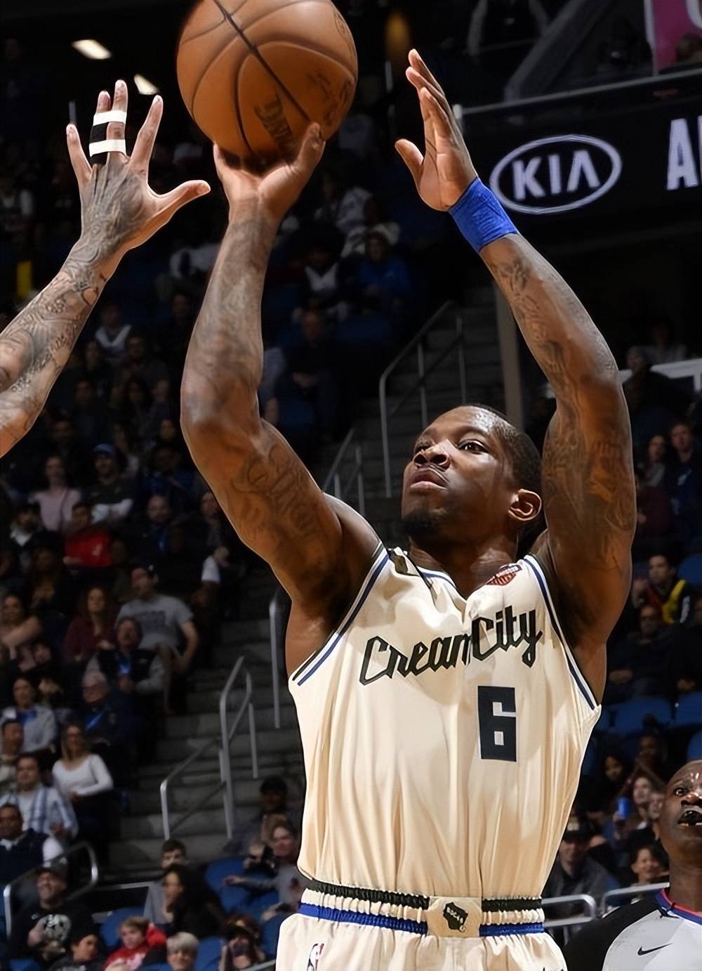 上海队遭逢连败,球员受伤退出 上海队遭逢连败,球员受伤退出