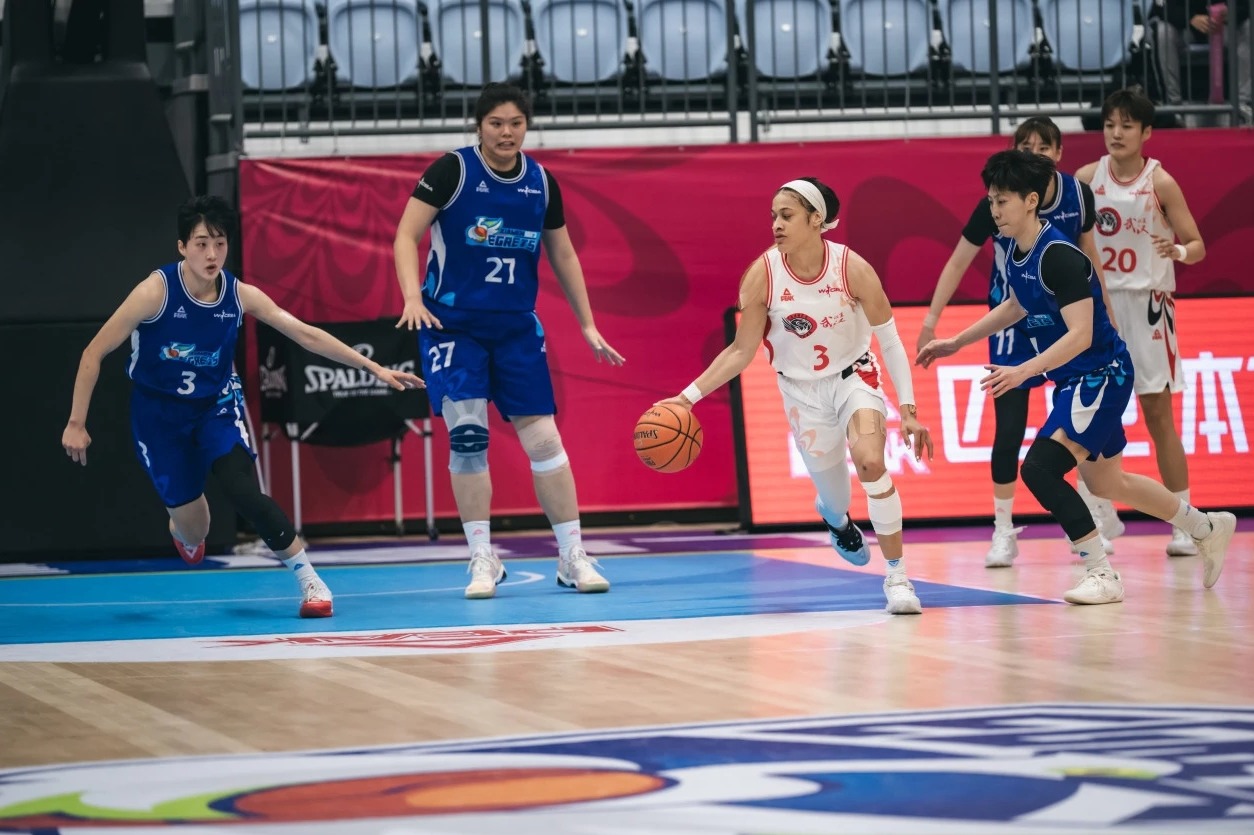 压哨绝杀!球员携手逆转绝佳胜利 压哨绝杀!球员携手逆转绝佳胜利