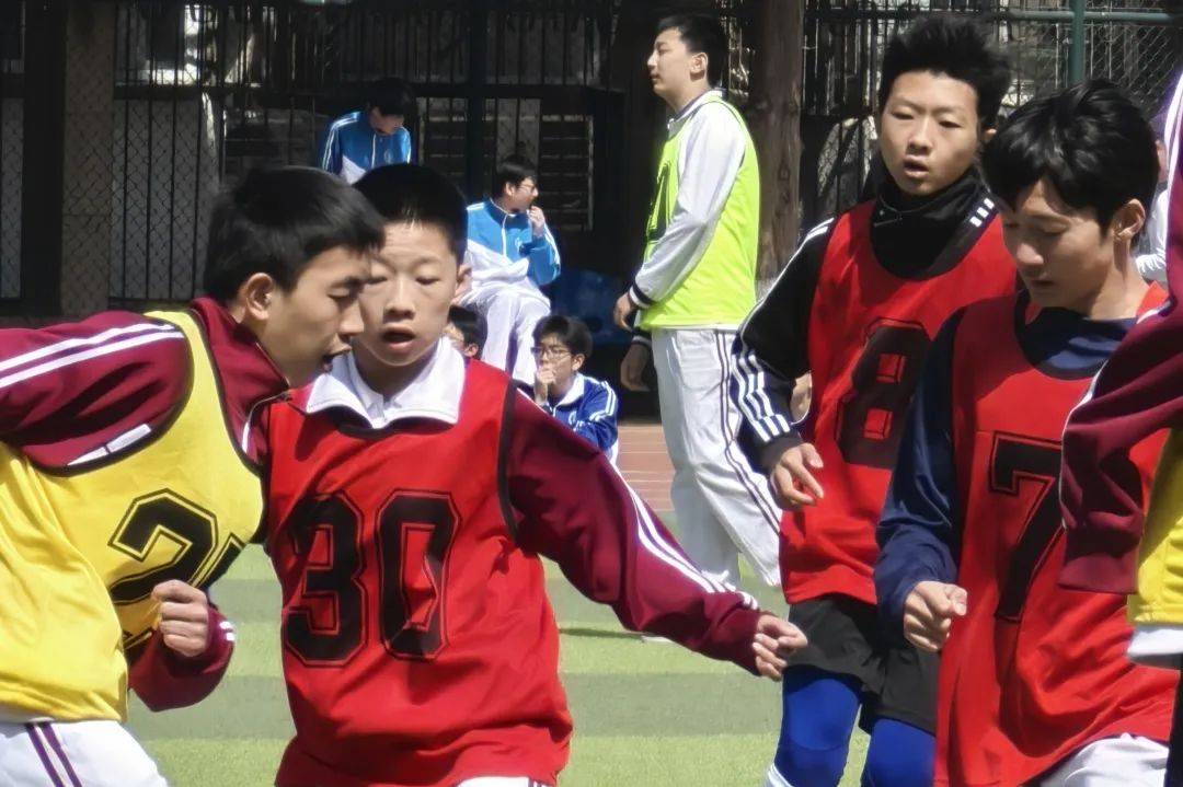 球员们拼尽全力，为球队荣誉而战