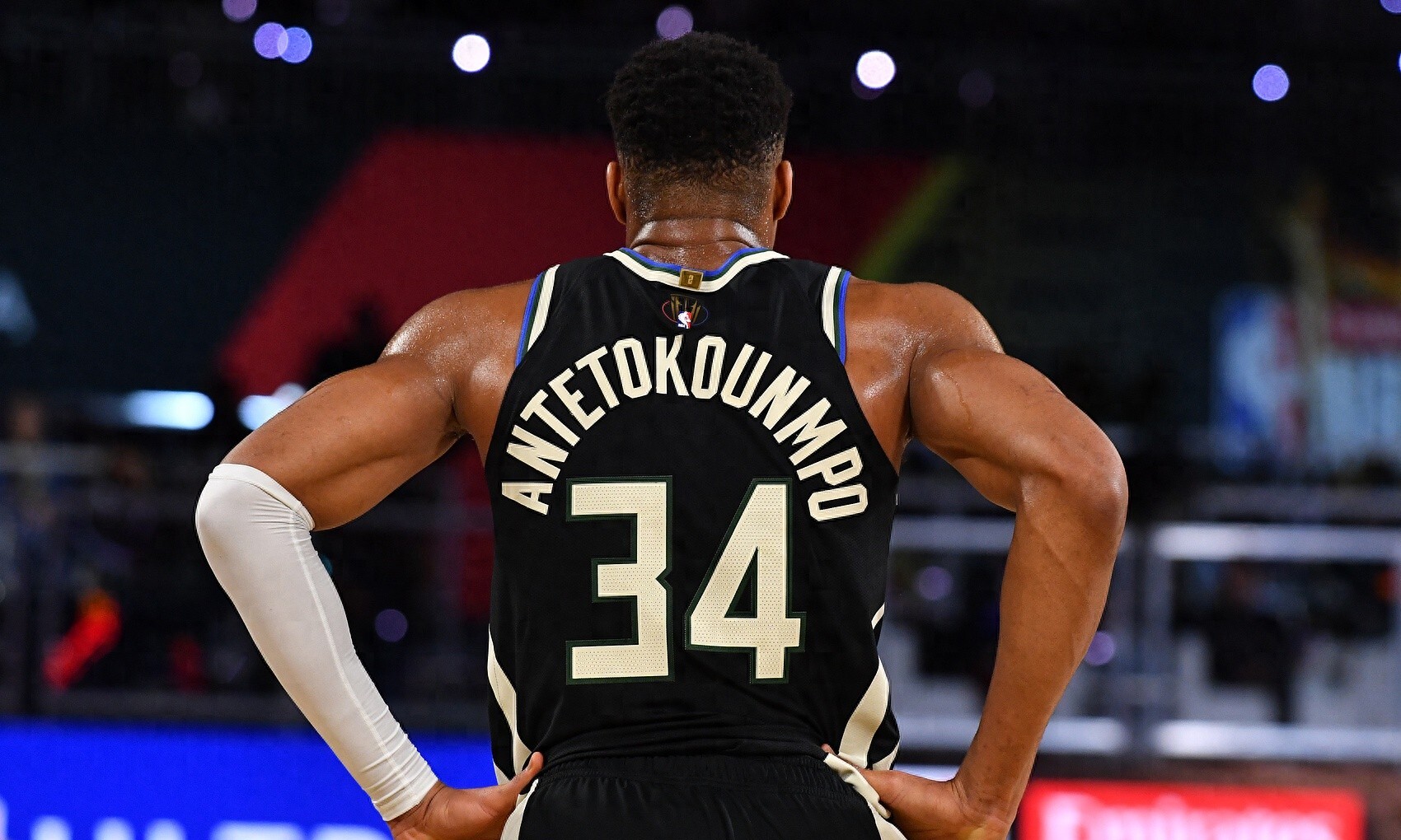 九游官网-雄鹿客场勇擒火箭,字母哥分表现出类拔萃