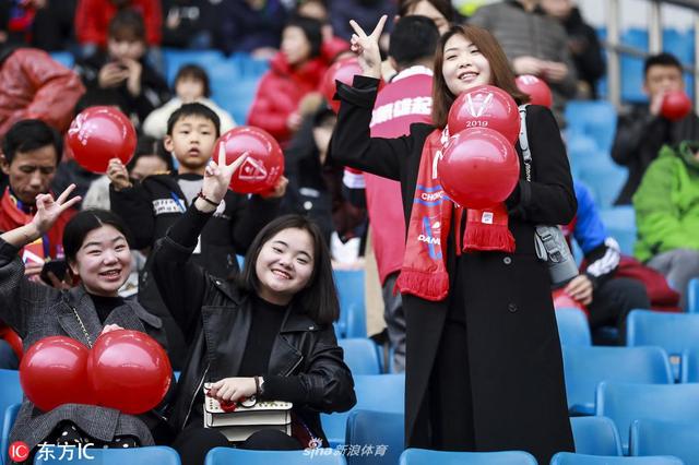 家里遥当篮球观赛看台，网球迷纷纷在家观赛