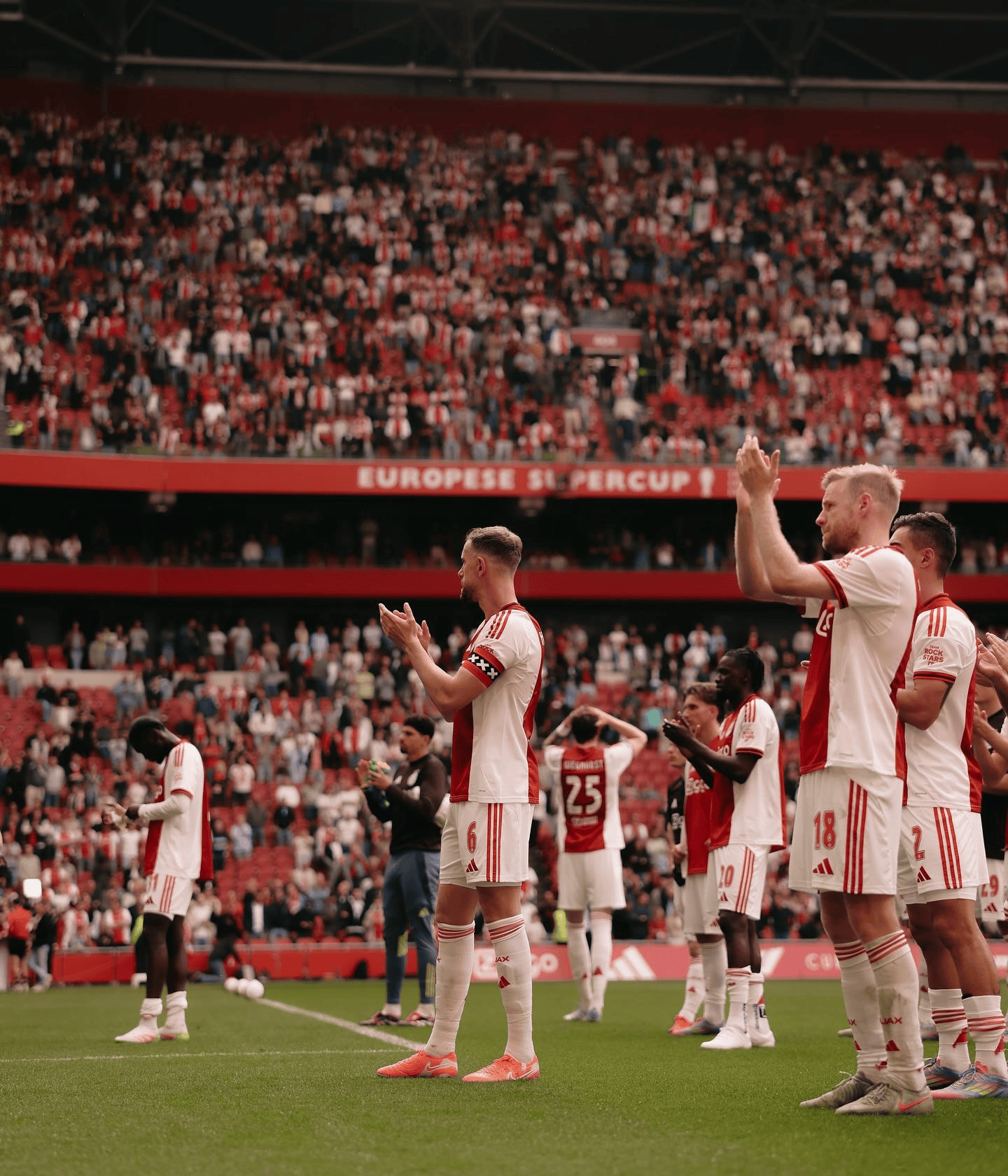 阿贾克斯继续稳居荷甲第一，实力强劲