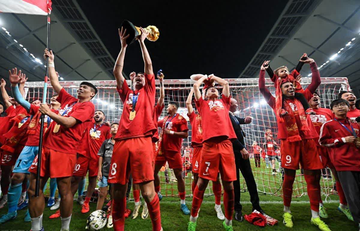 激烈角逐！顶尖球队展开激烈争夺胜利