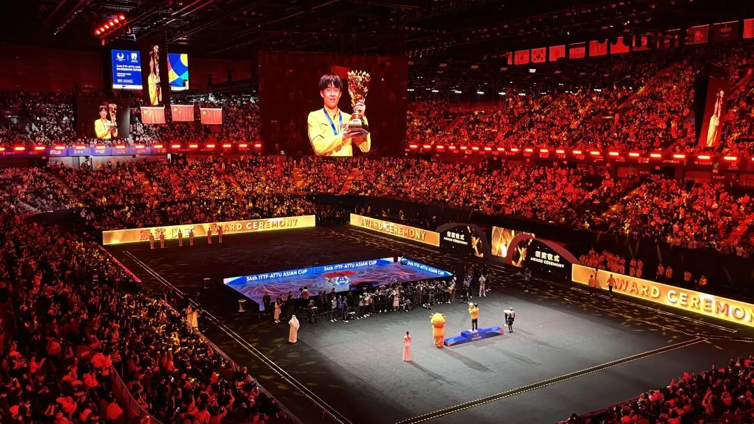 九游娱乐首页-夺冠球队庆祝登场，粉丝疯狂欢呼