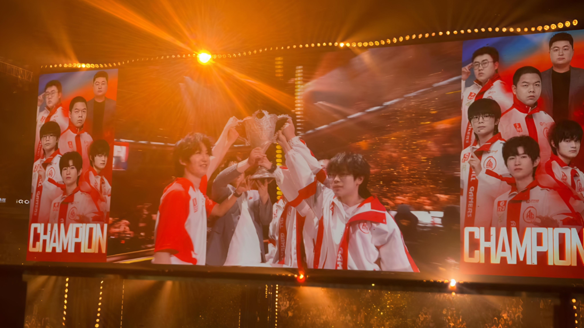 夺冠球队庆祝登场，粉丝疯狂欢呼