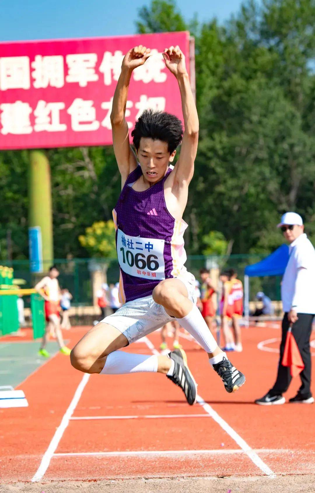 九游娱乐网页-惊险追击！选手力压对手获得田径米冠军的简单介绍