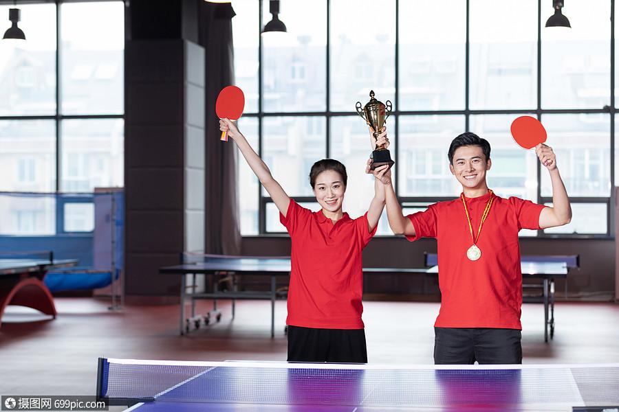 九游娱乐入口-捷克运动员在乒乓球比赛中捧得奖杯