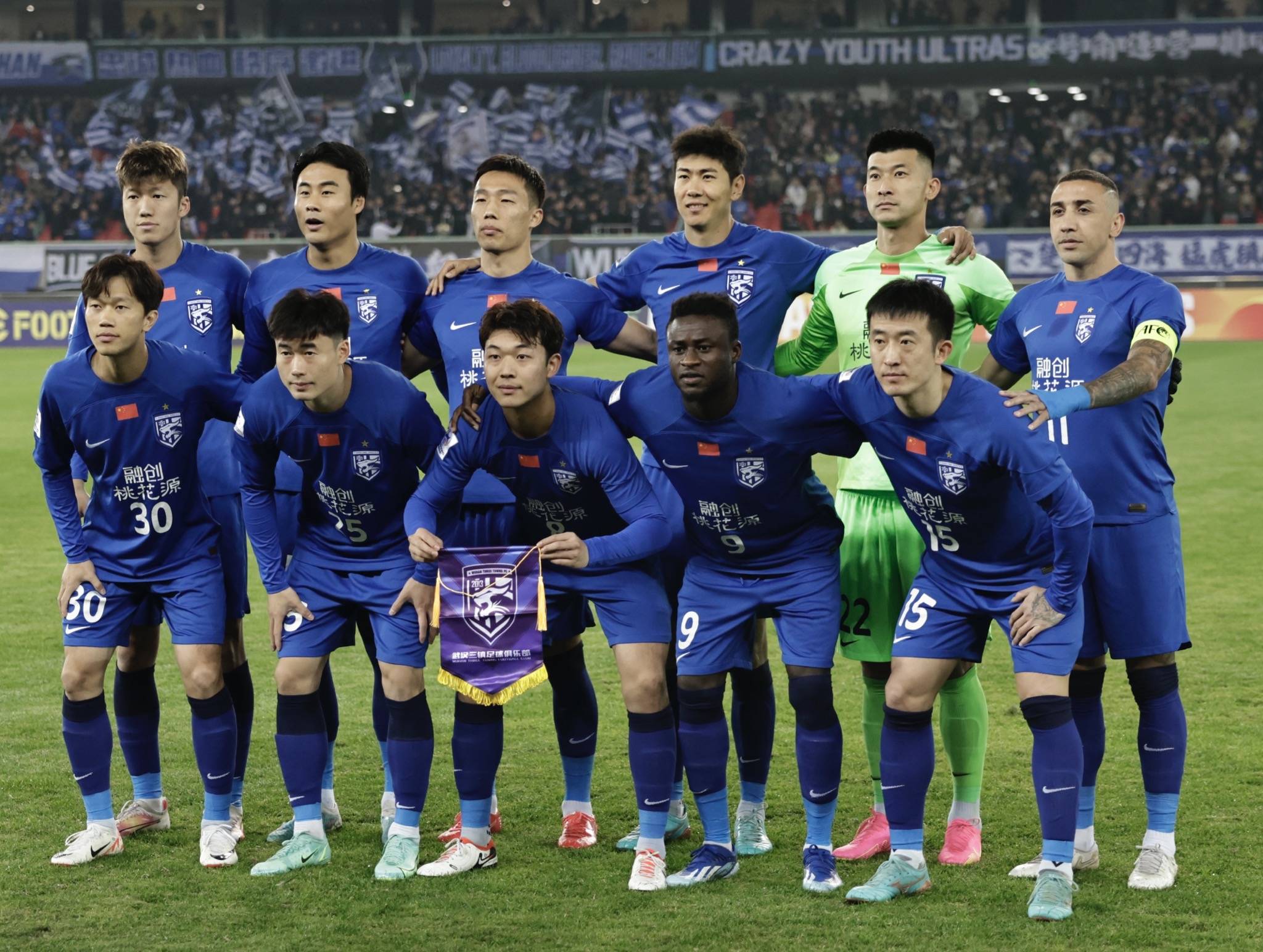 申花球员受伤离场，备战受挫