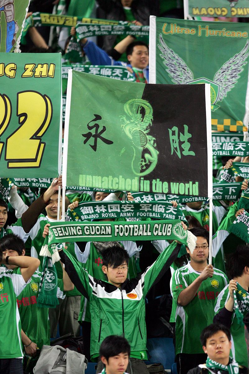 华京压哨绝杀,助球队取得胜利,引发全场欢呼 华京压哨绝杀,助球队取得胜利,引发全场欢呼