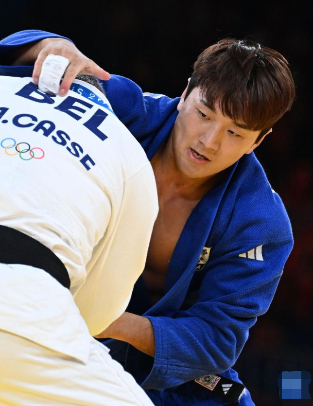 九游体育官方入口-泰国柔道选手力夺冠军,显示实力