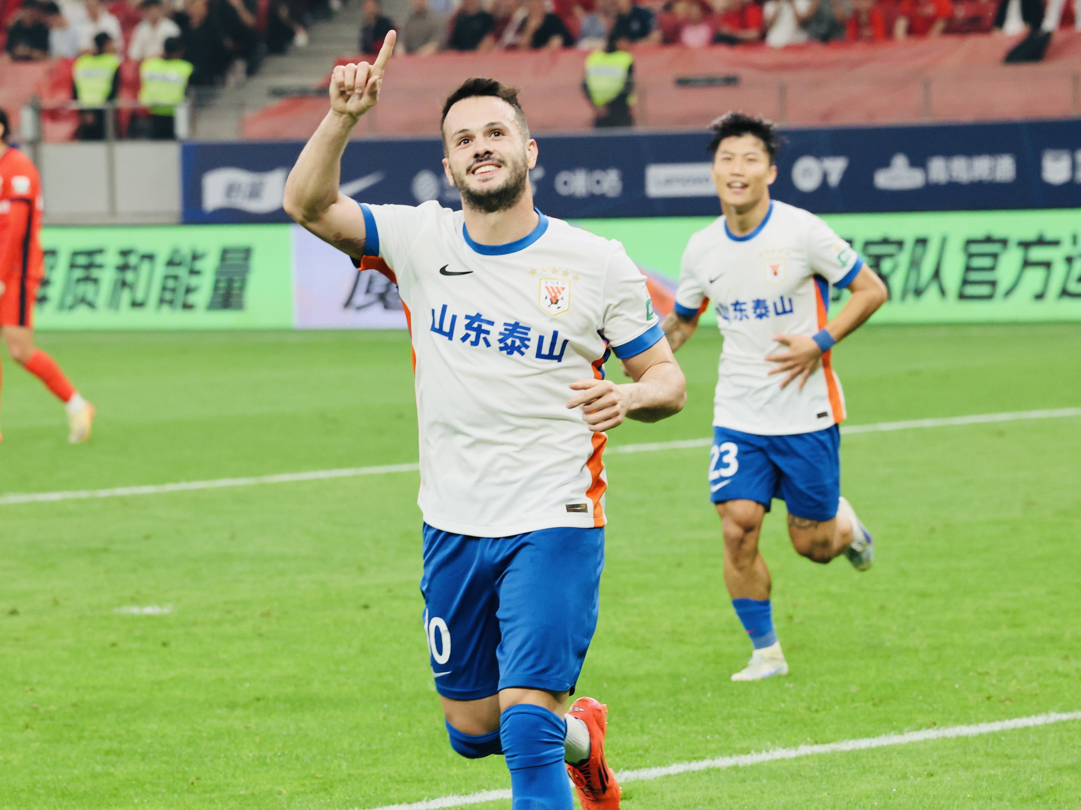 九游官网-吴庆主罚点球,山东泰山主场击败上海海港,保持不败战绩