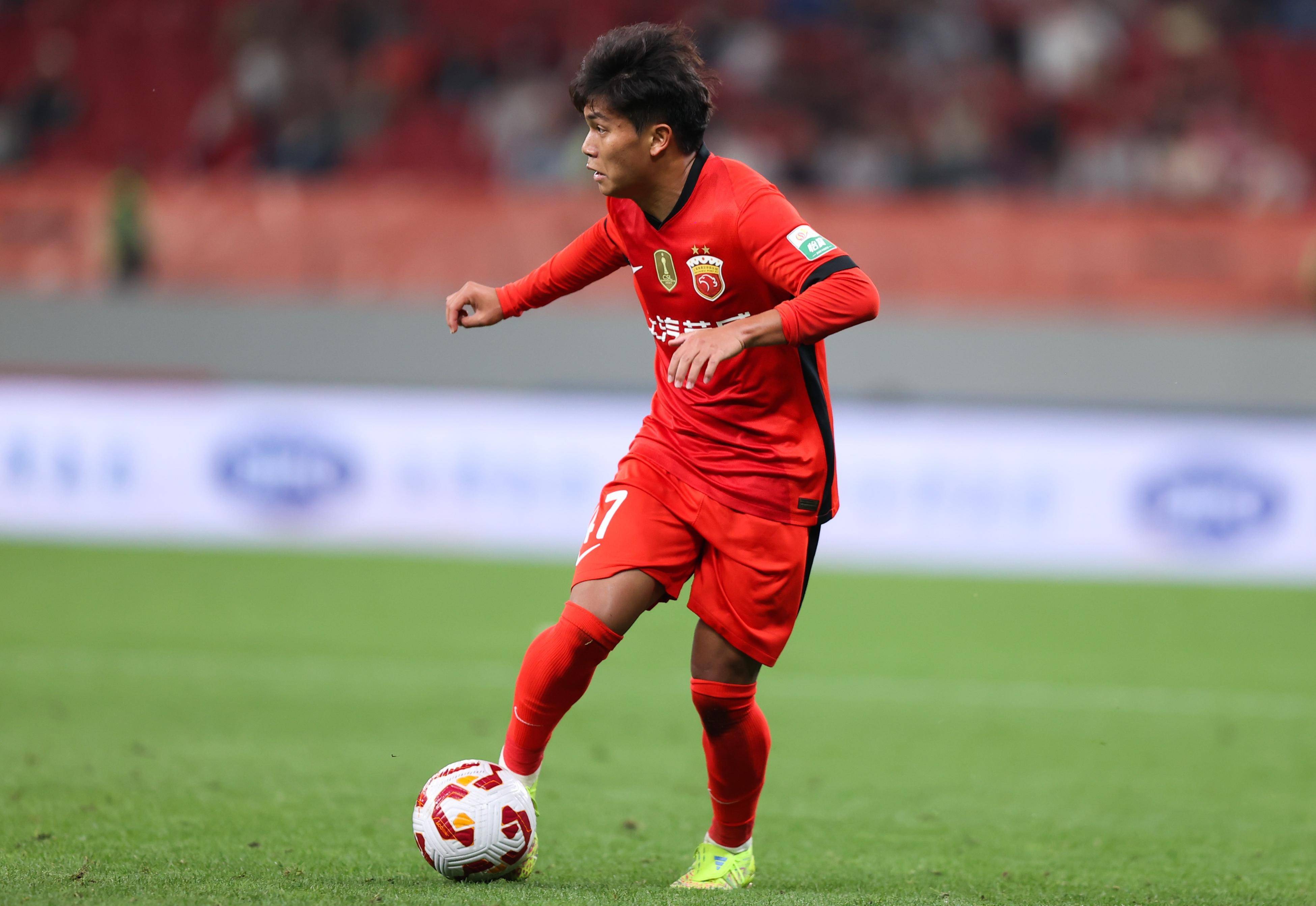 吴庆主罚点球，山东泰山主场击败上海海港，保持不败战绩