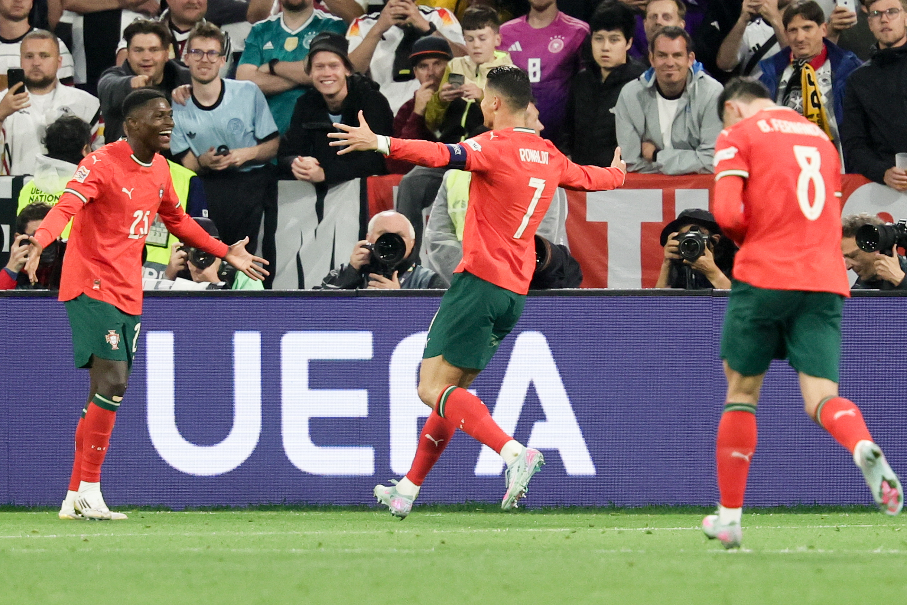 欧国联比赛尽展飒爽英姿,球队强势 欧国联比赛尽展飒爽英姿,球队强势