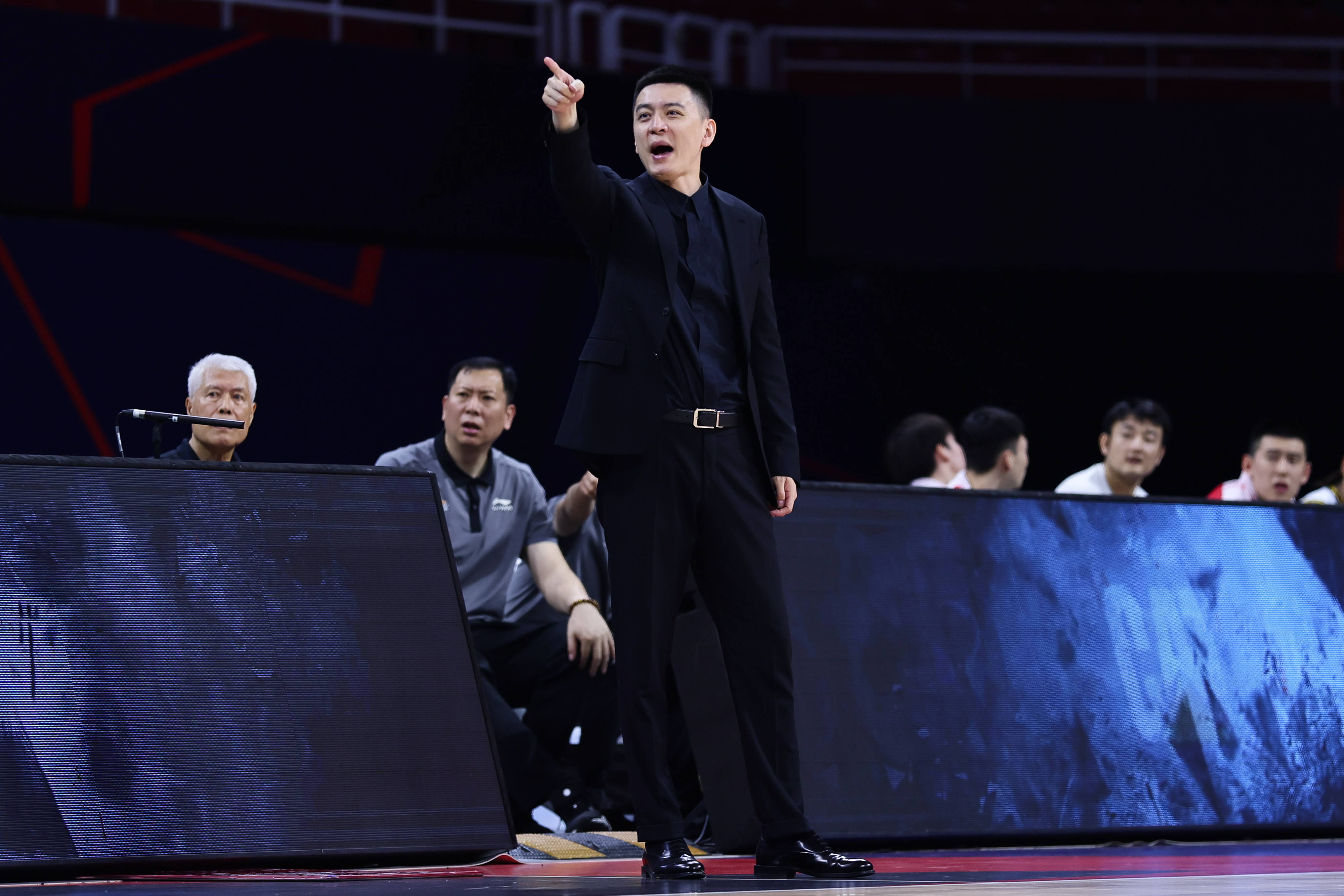 贵阳男篮大比分获胜,继续保持领先 贵阳男篮大比分获胜,继续保持领先