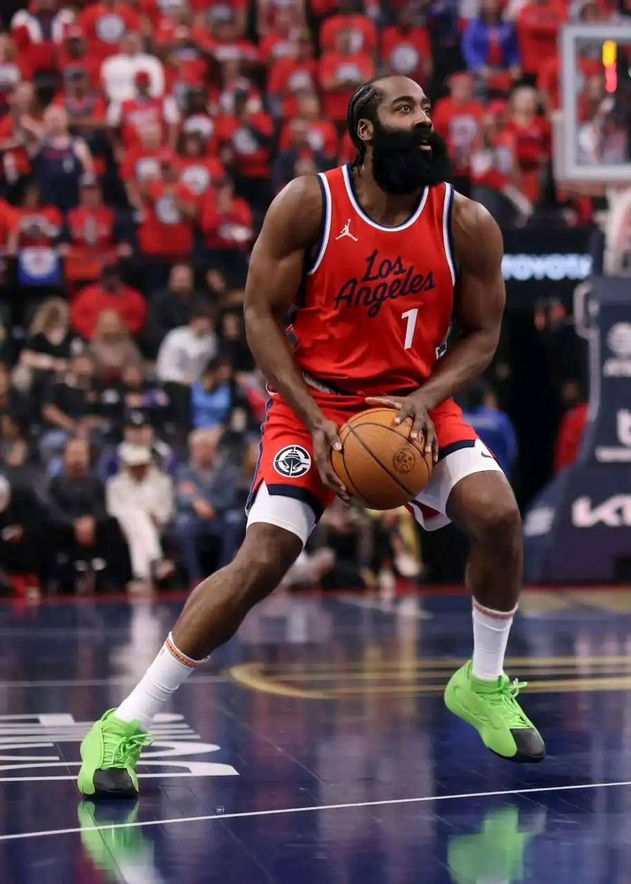 九游娱乐官方-火箭遭小牛逆转，哈登砍分表现失利