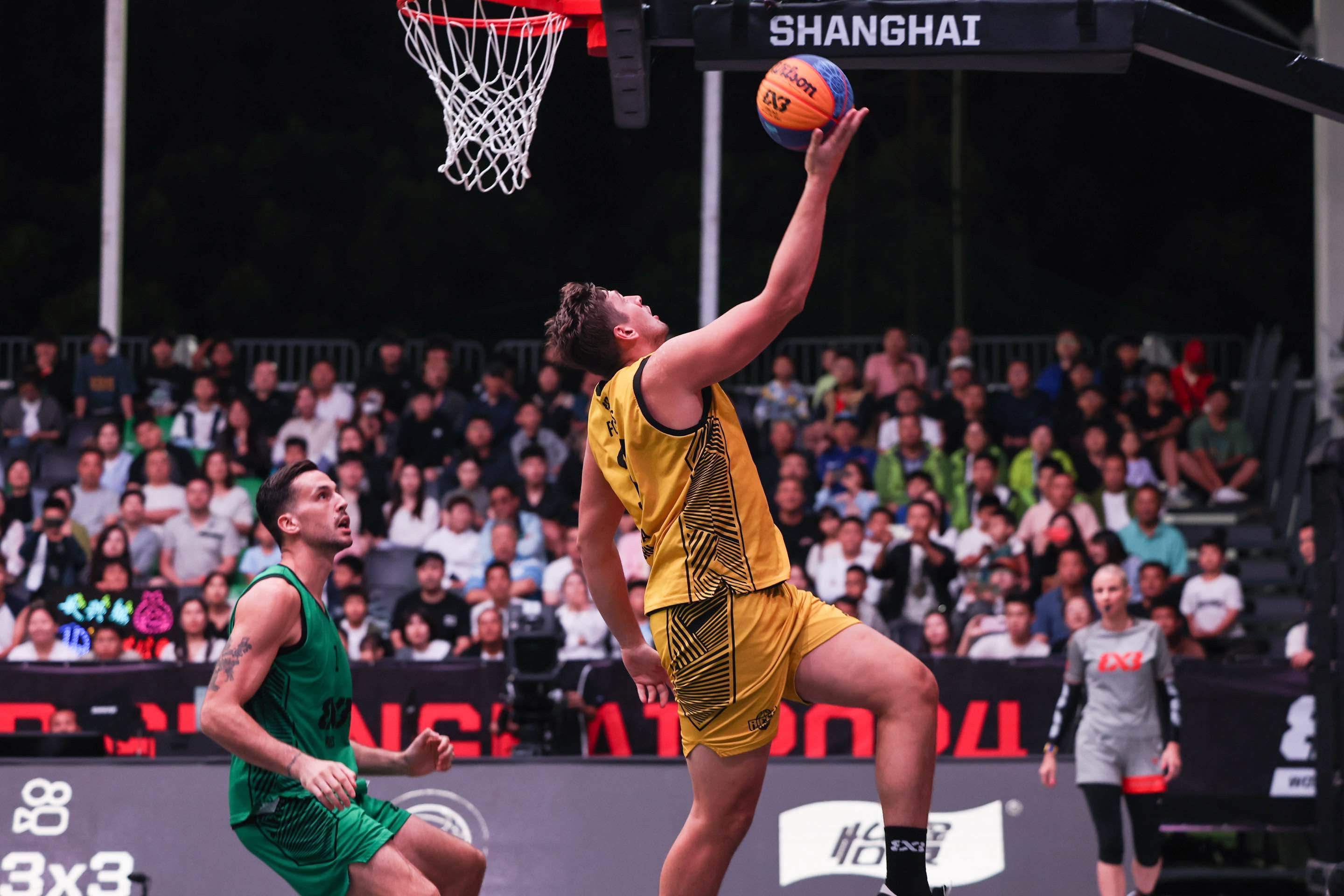 体育场上比赛精彩纷呈,球员全力以赴 体育场上比赛精彩纷呈,球员全力以赴