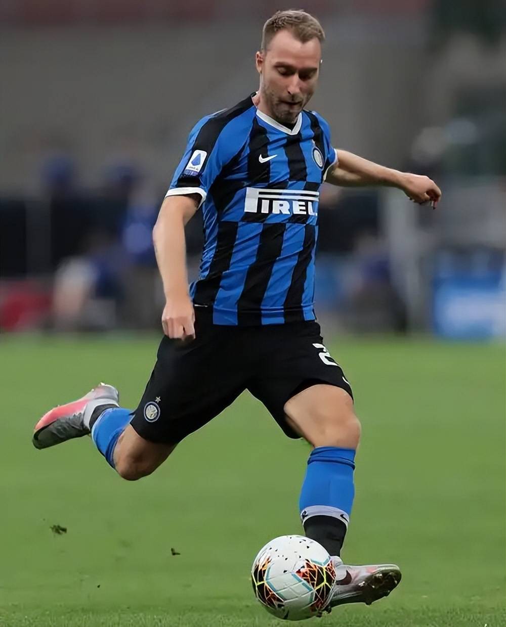 国际米兰中后卫严防死守,守住三分 国际米兰中后卫严防死守,守住三分