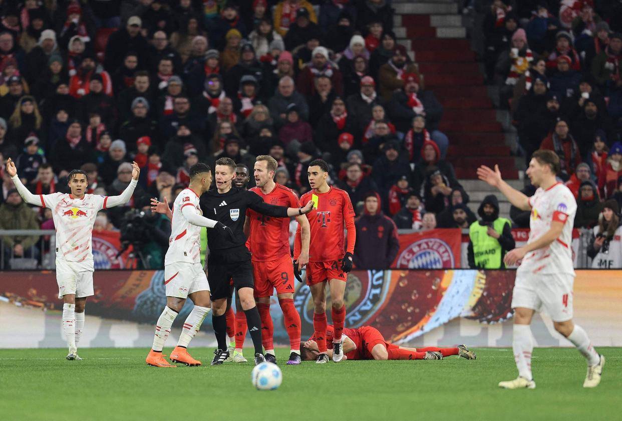 拜仁慕尼黑逆转战胜对手,全队庆祝胜利 拜仁慕尼黑逆转战胜对手,全队庆祝胜利