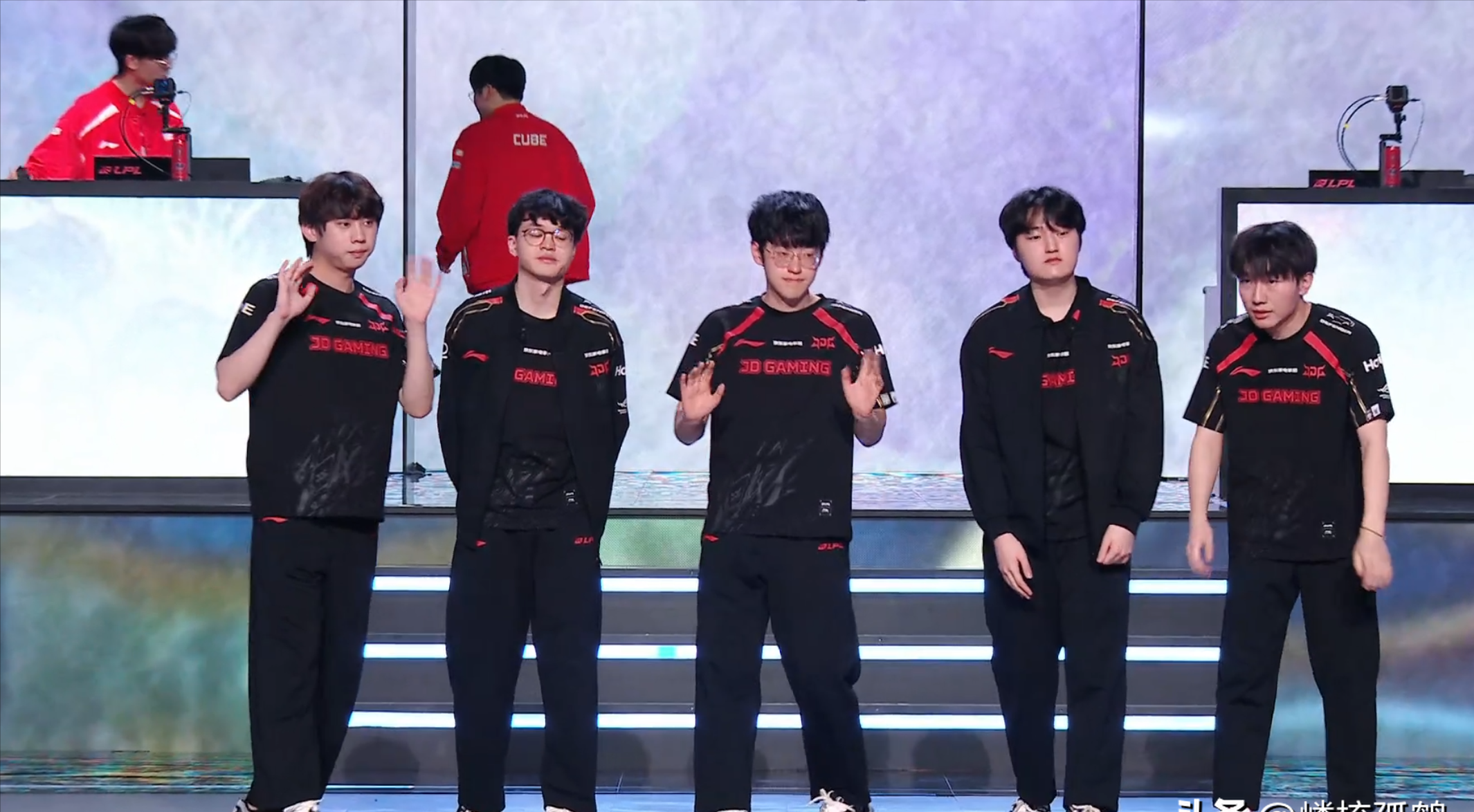 JDG险胜V5,Hanssama单局斩获MVP宿敌对决2025世界赛,成为赛场最大亮点 JDG险胜V5,Hanssama单局斩获MVP宿敌对决2025世界赛,成为赛场最大亮点