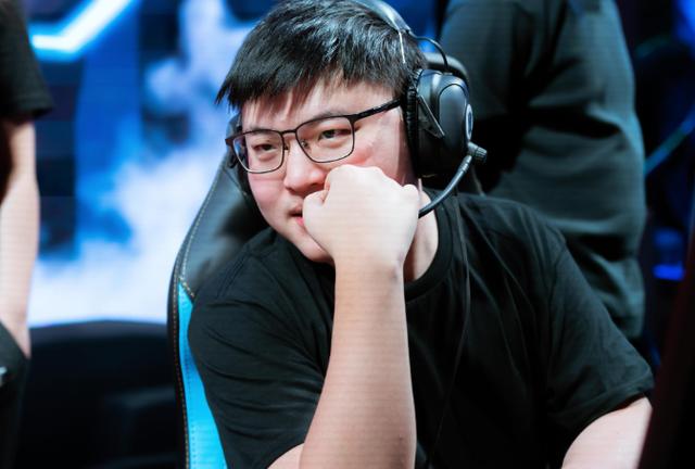 九游APP-包含DK横扫WBG,Uzi打出惊人五杀峡谷大战淘汰赛,锁定晋级资格的词条