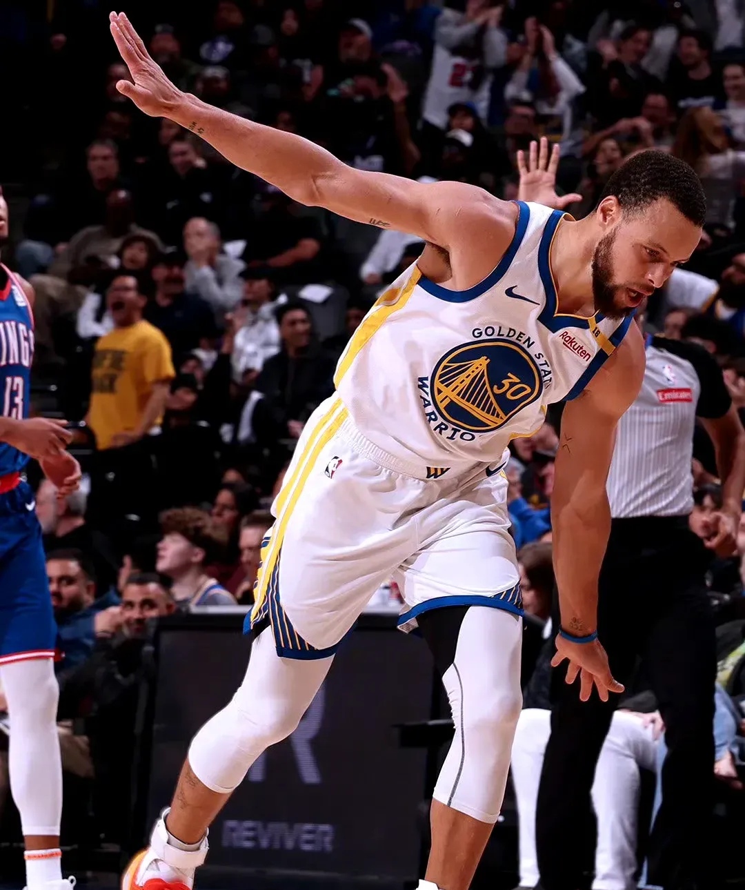 库里砍下+带领勇士战胜老鹰 库里砍下+带领勇士战胜老鹰