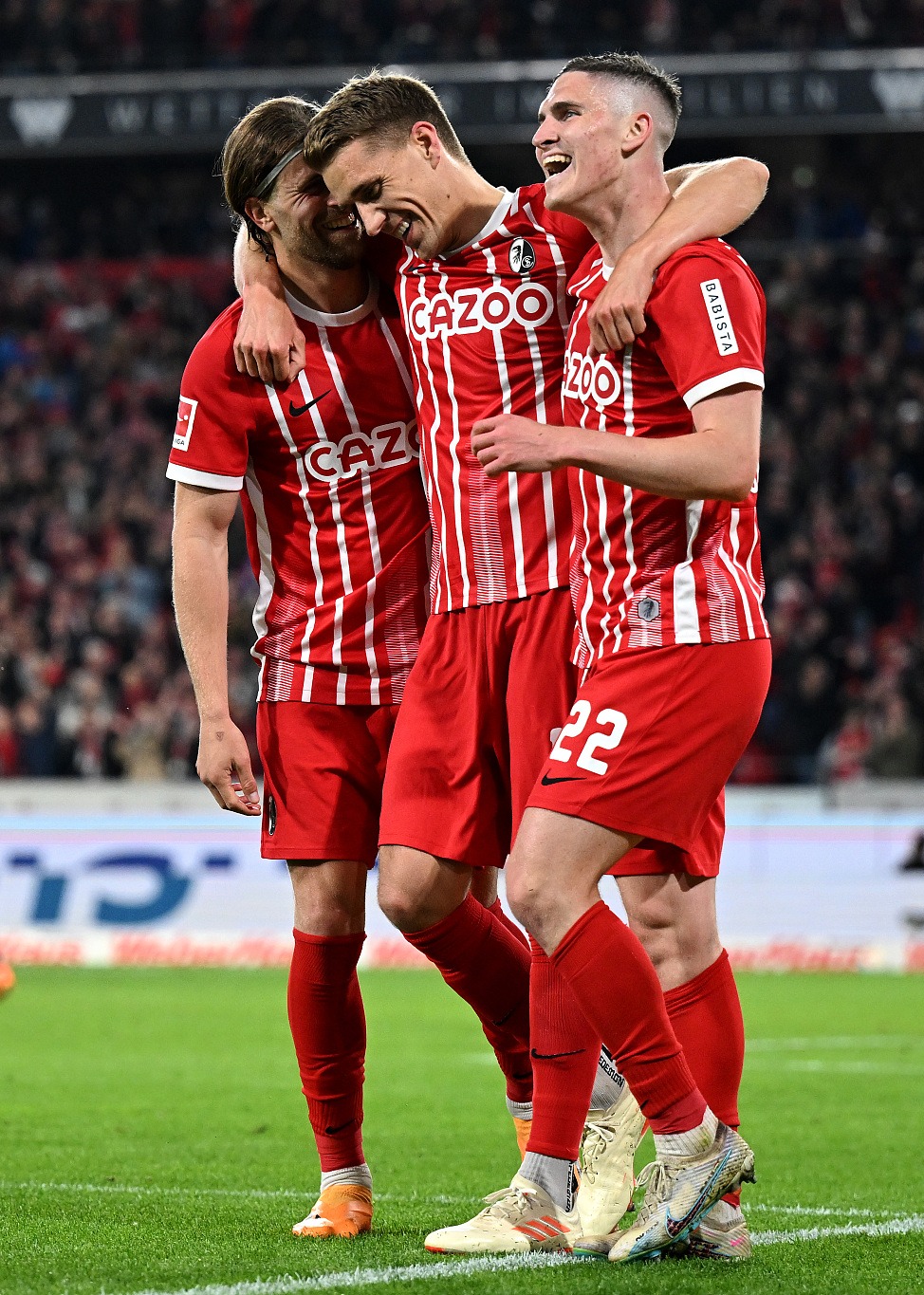 弗赖堡队员积极拼搏,追赶领先者 弗赖堡队员积极拼搏,追赶领先者