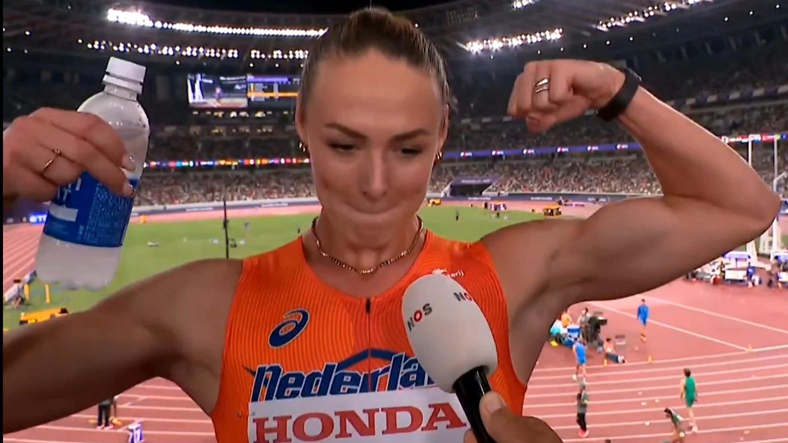 荷兰运动员在比赛中展现出顽强的拼搏精神