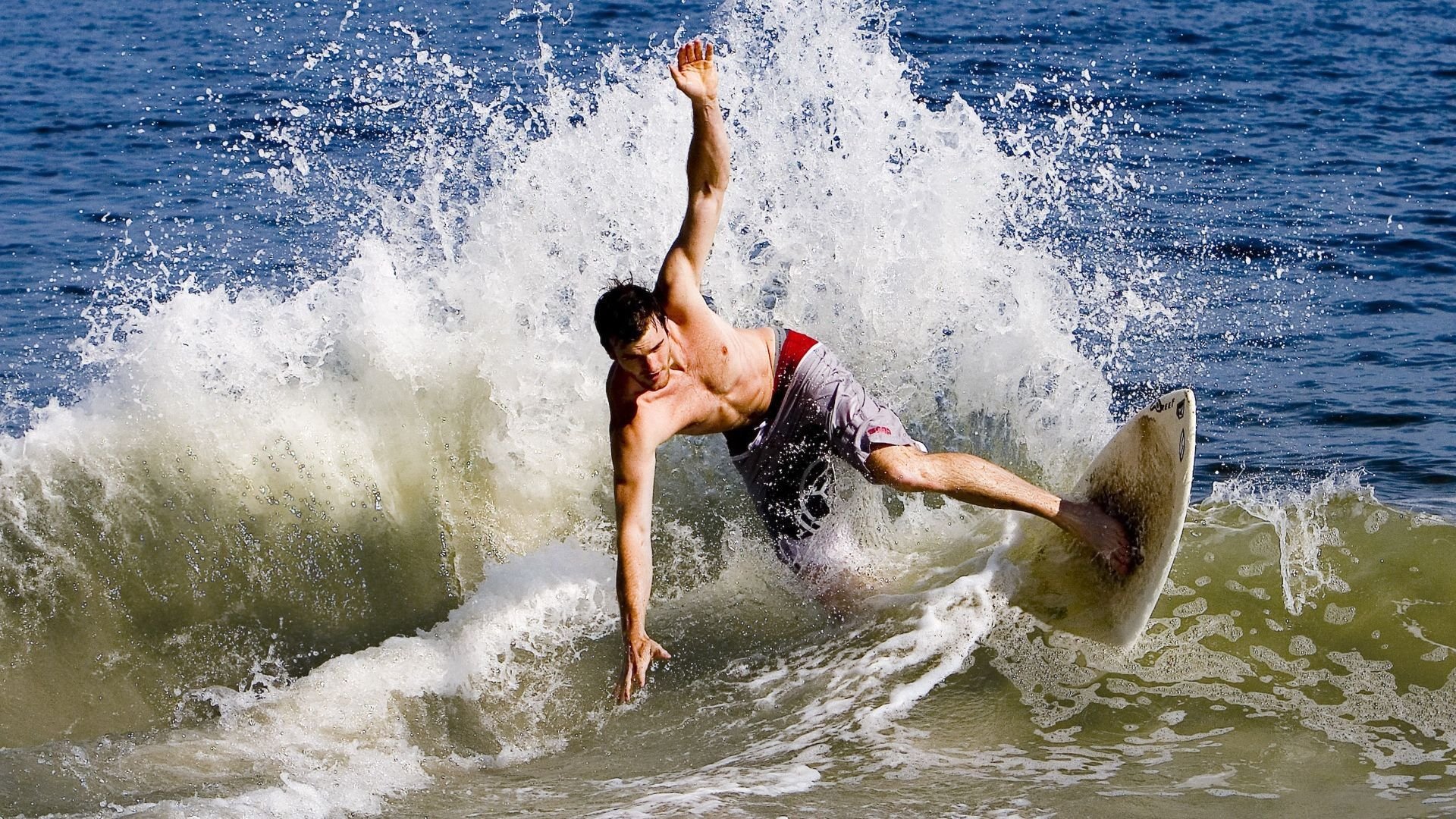 当突尼斯弯刀遇上黄色潜水艇，李刚仁如何用一场比赛证明自己就是中场节拍器