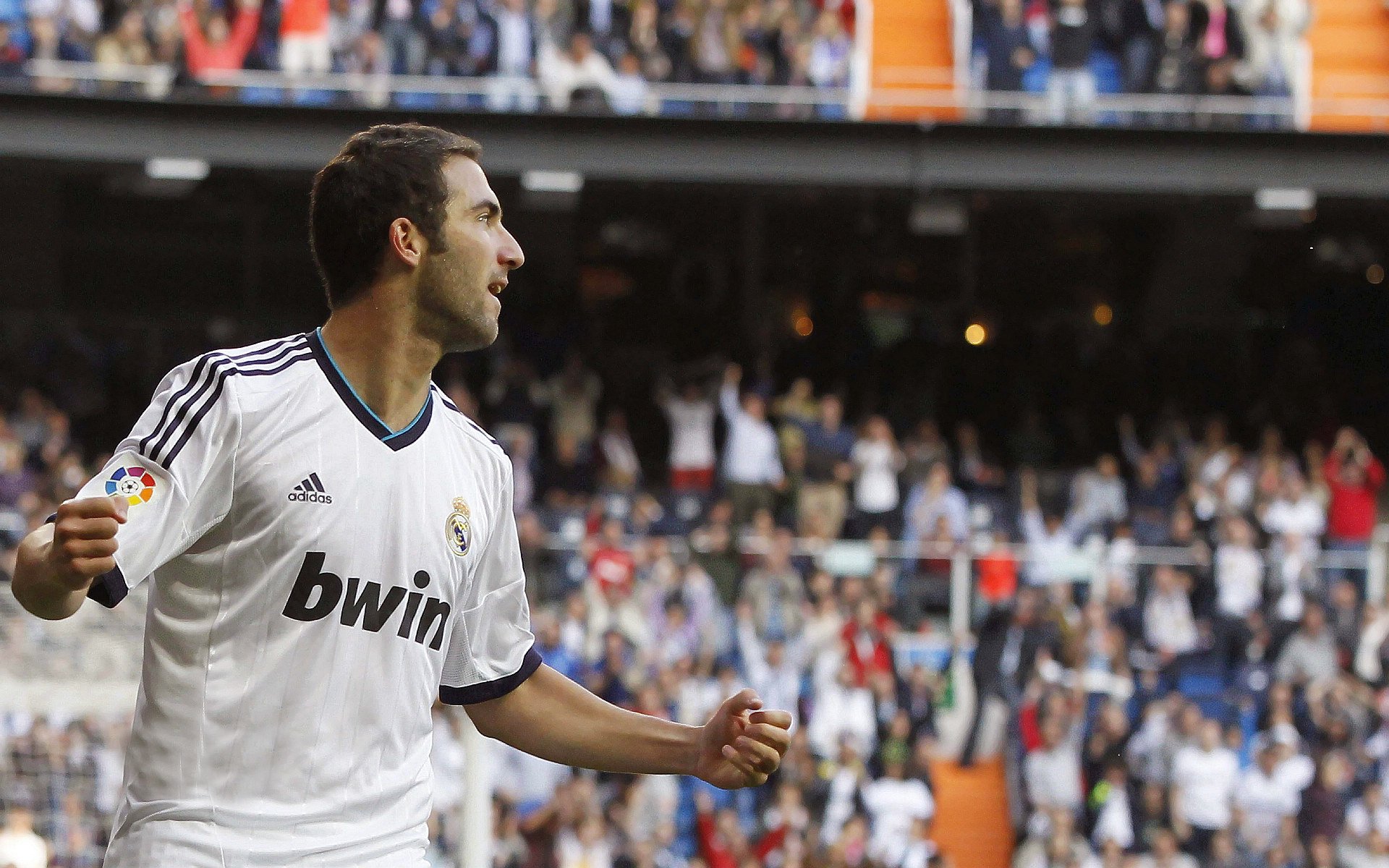 九游APP-地表鏖战,空中圣火,同一片赛场的两种燃烧